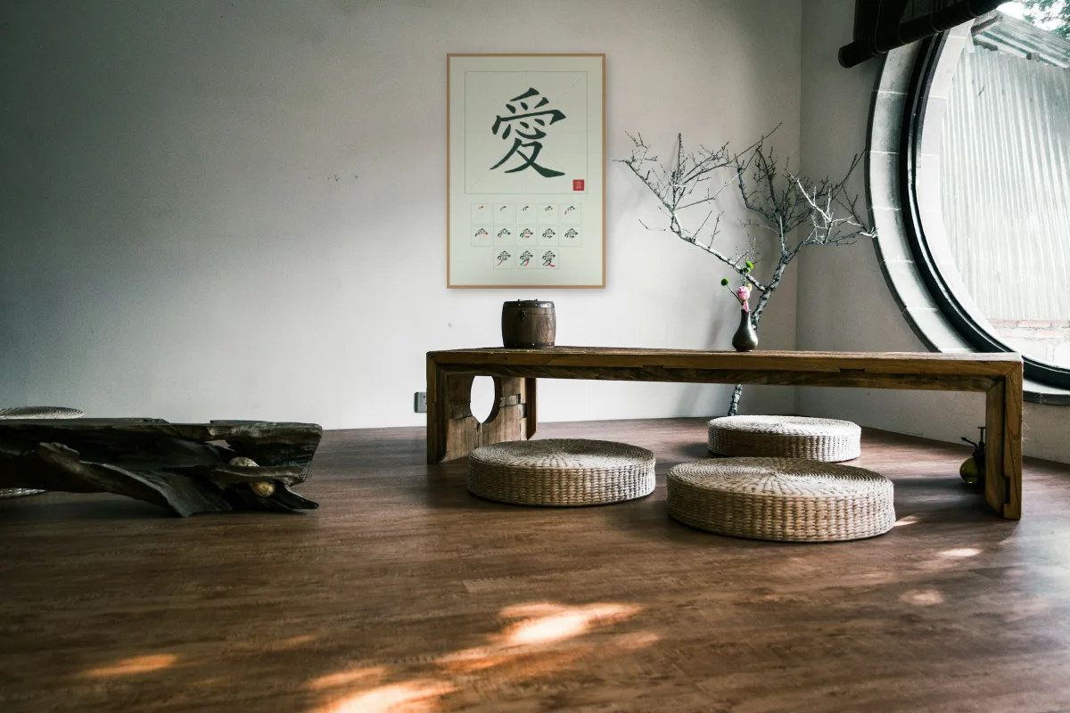 Amour et son ordre des traits, jade : affiche encadrée chêne au-dessus d'une table basse japandi