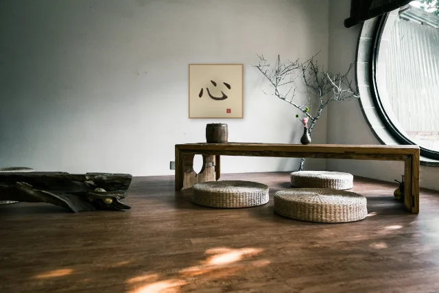 Cœur à l'encre, sable ocre : affiche encadrée chêne au-dessus d'une table basse japandi
