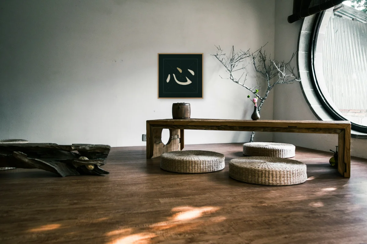 Cœur en aplats, nuit de jade : affiche encadrée chêne au-dessus d'une table basse japandi, 50 × 50 cm