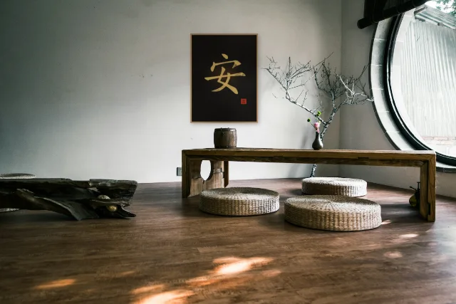 Paix à l'encre, encre d’or : affiche encadrée chêne au-dessus d'une table basse japandi