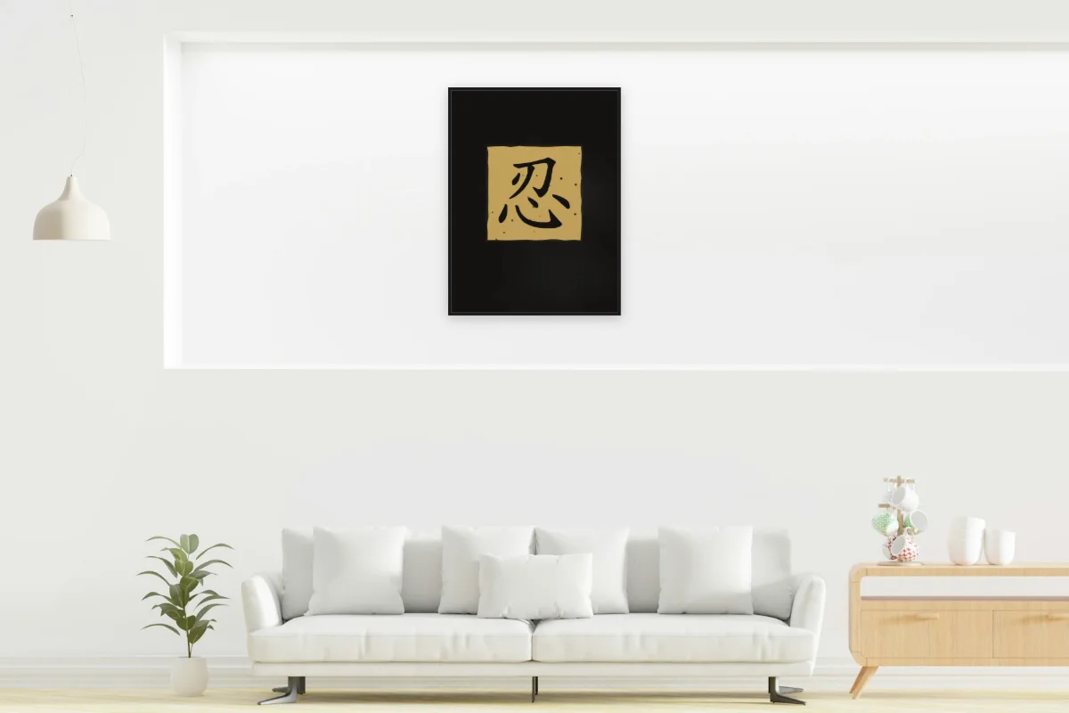 Patience en sceau, encre d’or. Photo d'illustration : Affiche encadrée noir dans la niche éclairée d'un salon blanc, œuvre en 60 × 80 cm, à l'échelle. Photo de la pièce : dada design (Unsplash).