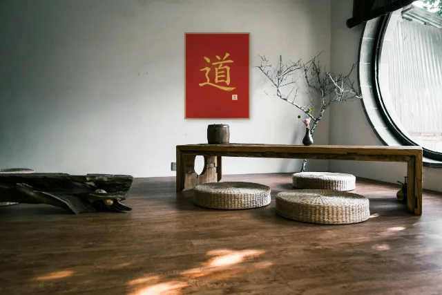 Tao, la Voie à l'encre, laque rouge : affiche encadrée chêne au-dessus d'une table basse japandi