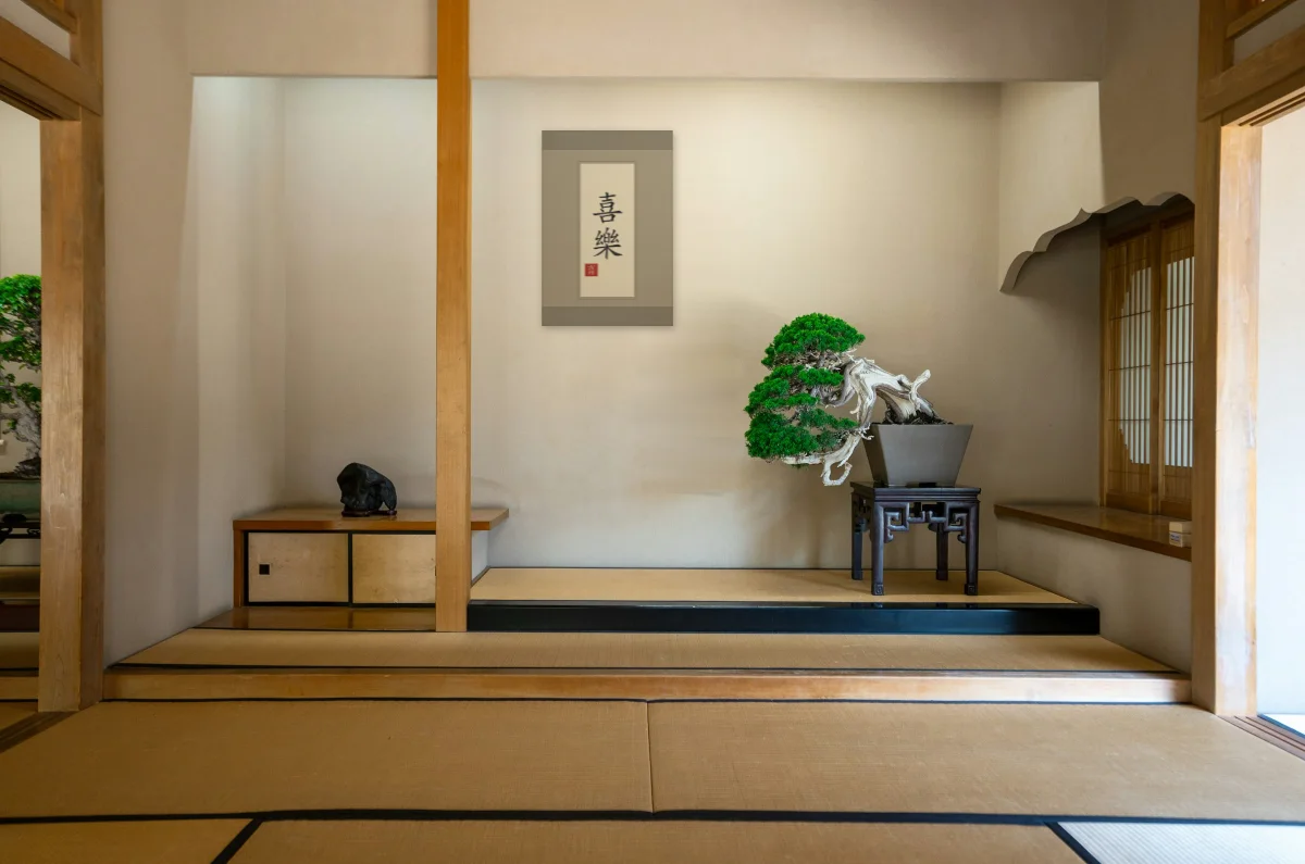 Allégresse en rouleau, riz gris : toile dans le tokonoma, l'alcôve d'une pièce japonaise