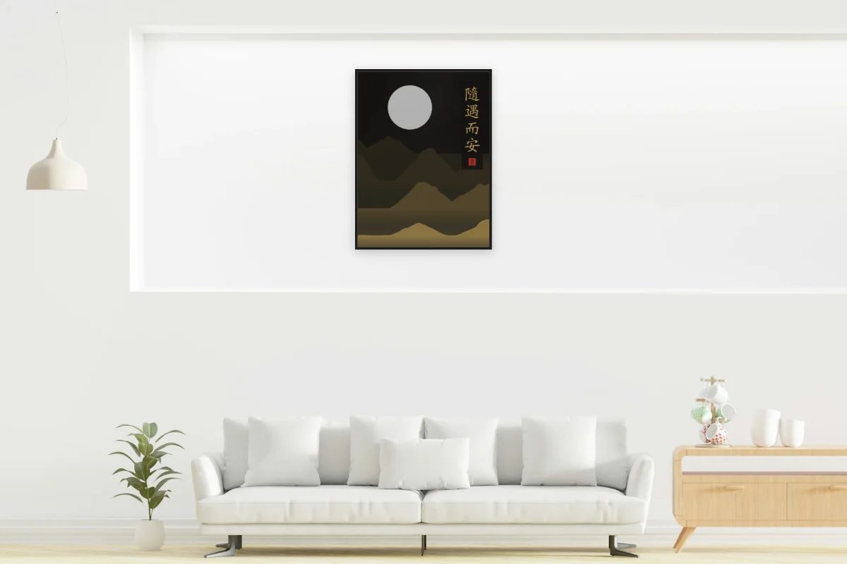 Être bien partout sous la lune, encre d’or. Photo d'illustration : Affiche encadrée noir dans la niche éclairée d'un salon blanc, œuvre en 60 × 80 cm, à l'échelle. Photo de la pièce : dada design (Unsplash).