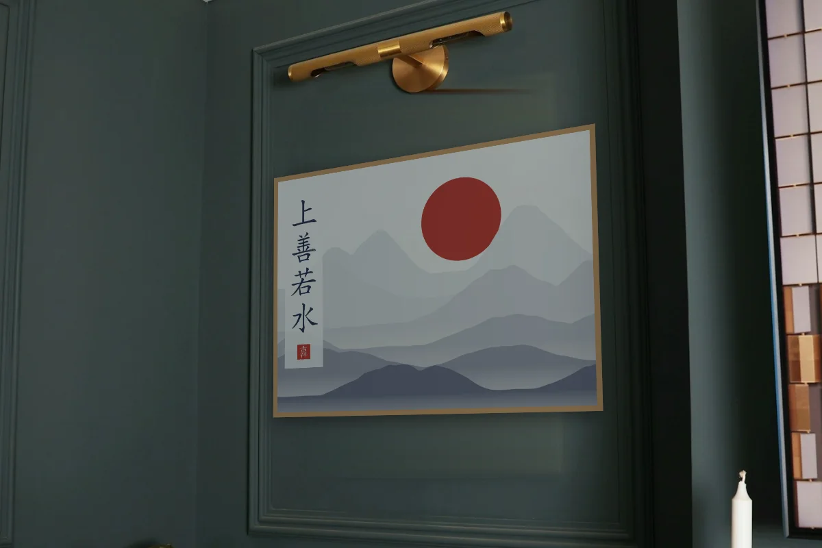Le bien suprême est comme l’eau sous la lune, indigo. Photo d'illustration : Affiche encadrée chêne sous une lampe de tableau, mur vert profond, œuvre en 80 × 60 cm, à l'échelle. Photo de la pièce : Paul Yarnell (Unsplash).
