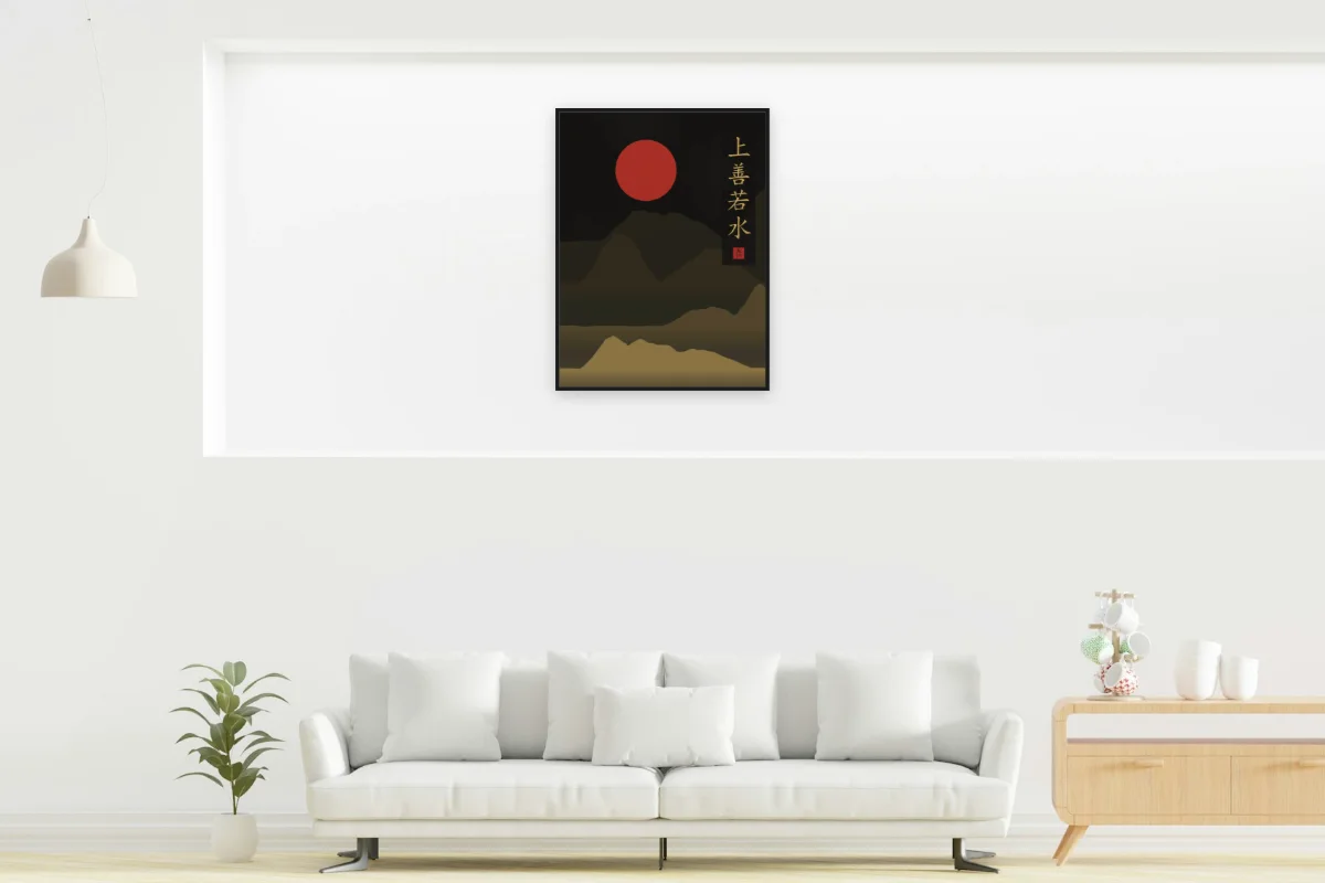 Le bien suprême est comme l’eau sous la lune, encre d’or. Photo d'illustration : Affiche encadrée noir dans la niche éclairée d'un salon blanc, œuvre en 60 × 80 cm, à l'échelle. Photo de la pièce : dada design (Unsplash).