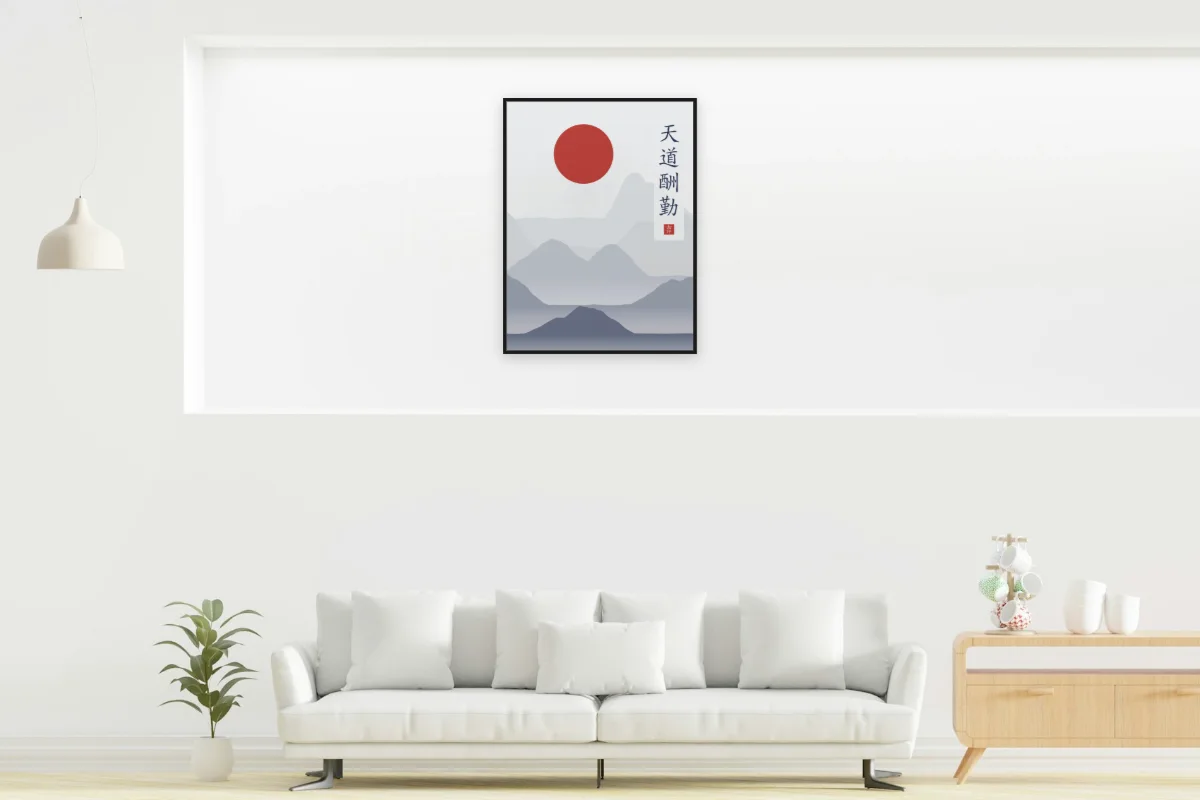 Le Ciel récompense l’effort sous la lune, indigo. Photo d'illustration : Affiche encadrée noir dans la niche éclairée d'un salon blanc, œuvre en 60 × 80 cm, à l'échelle. Photo de la pièce : dada design (Unsplash).