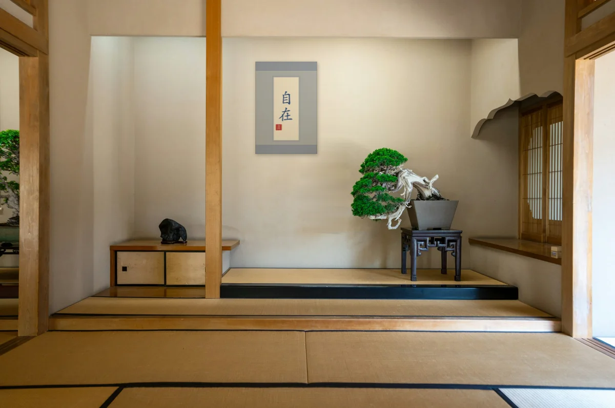 Liberté intérieure en rouleau, porcelaine bleue : toile dans le tokonoma, l'alcôve d'une pièce japonaise