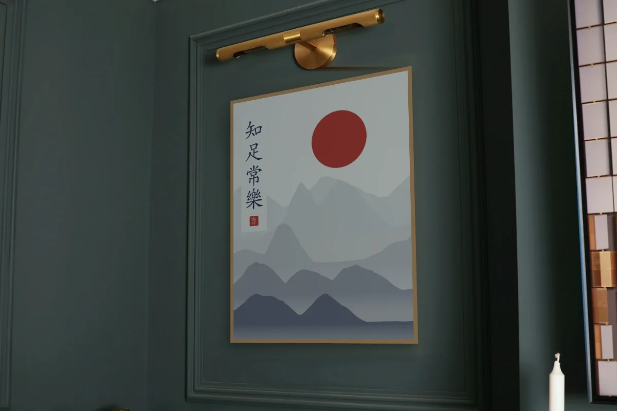 Savoir se contenter sous la lune, indigo. Photo d'illustration : Affiche encadrée chêne sous une lampe de tableau, mur vert profond, œuvre en 60 × 80 cm, à l'échelle. Photo de la pièce : Paul Yarnell (Unsplash).