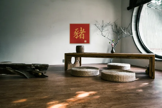 Signe du Cochon à l'encre, laque rouge : affiche encadrée chêne au-dessus d'une table basse japandi